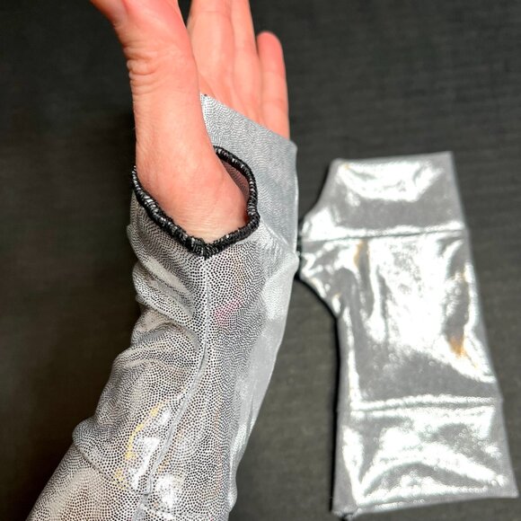 Womens Glitter Fingerless Gloves Short Silver Mystique Wrist Cuffs Hand Warmers - Picture 3 of 4